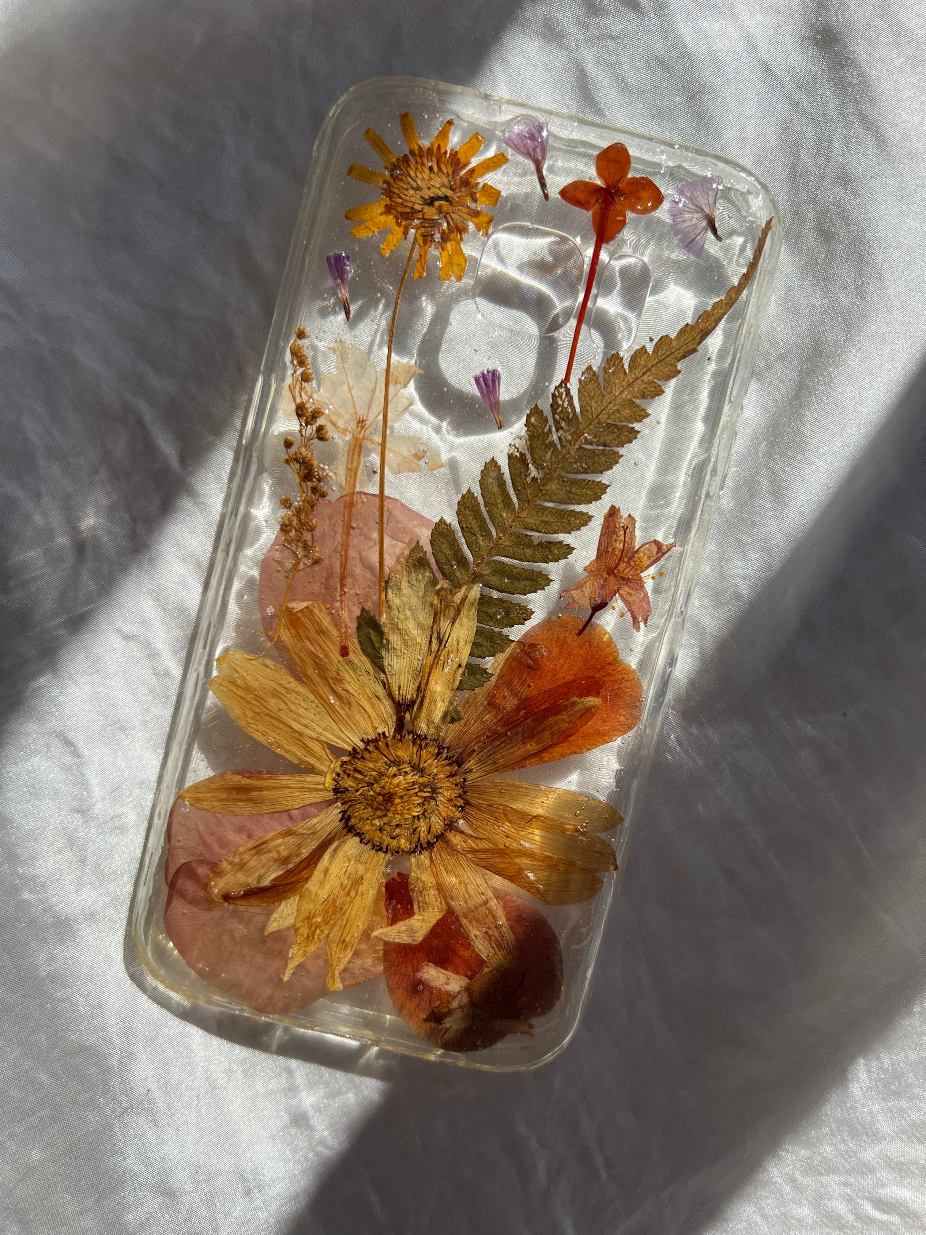 pressed flower phone case, botanical phone case, pressed flower art, handmade phone case, real pressed flowers, australian made, botanical art, pressed flower artist, floral art, botanical preservation, resin and flowers, flowers in resin, phone accessories, samsung phone case, samsung s7 phone case, pressed yellow daisy, fern, floral